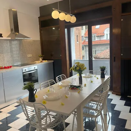 Spacious 2 Bdrm In Center