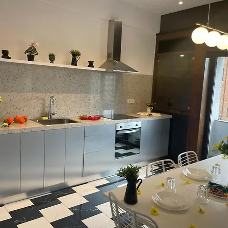 Апартаменты Spacious 2 Bdrm In Center *
