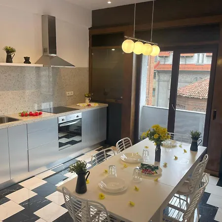 דירה Spacious 2 Bdrm In Center