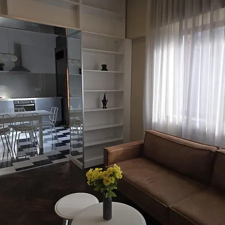 Spacious 2 Bdrm In Center דירה