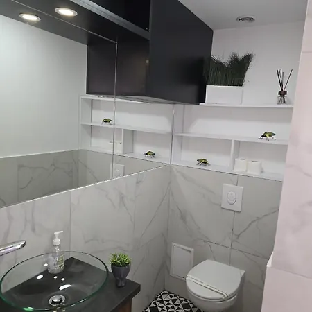 Apartment Spacious 2 Bdrm In Center *