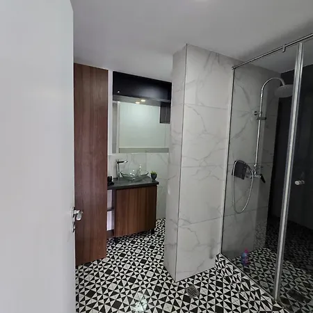 Spacious 2 Bdrm In Center Апартаменты *