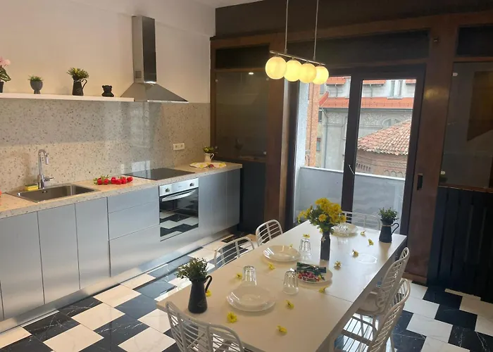 Lägenhet Spacious 2 Bdrm In Center