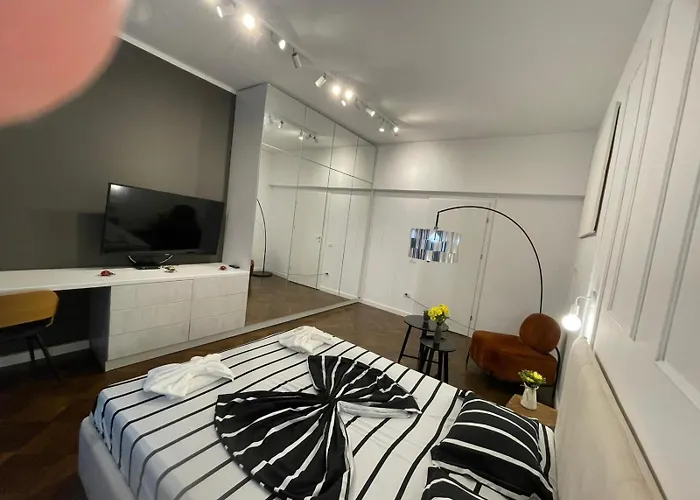 Spacious 2 Bdrm In Center *