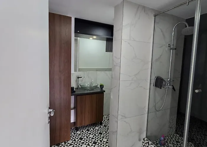 Spacious 2 Bdrm In Center Apartman *