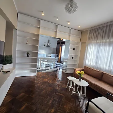 Spacious 2 Bdrm In Center Bükreş