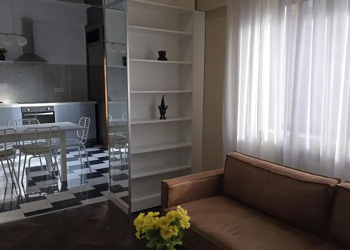 Spacious 2 Bdrm In Center Daire
